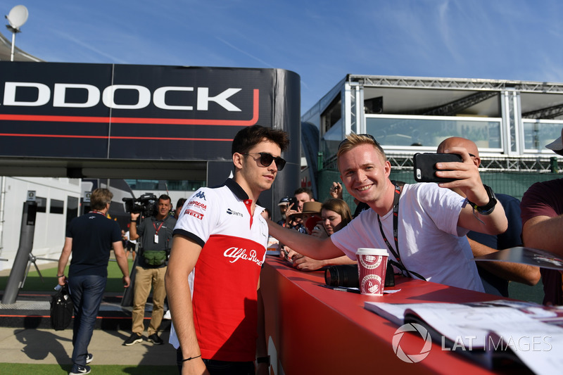 Charles Leclerc, Sauber fait un selfie avec les fans