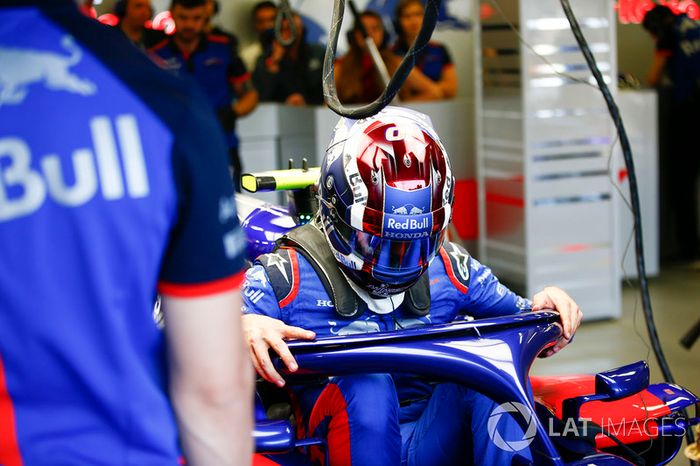 Pierre Gasly, Toro Rosso, sube a su auto