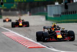 Max Verstappen, Red Bull Racing RB14 Tag Heuer, leads Daniel Ricciardo, Red Bull Racing RB14 Tag Heuer