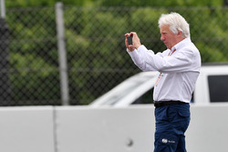 Charlie Whiting, FIA Delegate inspecteert