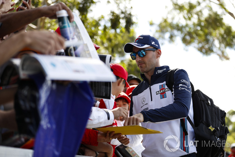 Robert Kubica, Williams Martini Racing, imza dağıtıyor