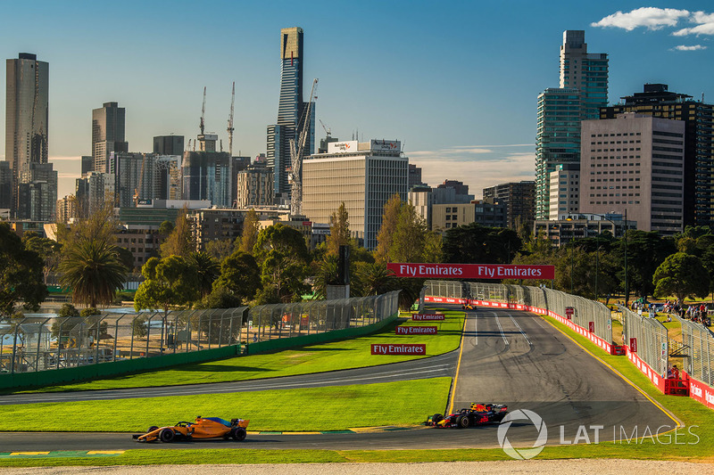 Фернандо Алонсо, McLaren MCL33 Renault, Макс Ферстаппен, Red Bull Racing RB14 Tag Heuer