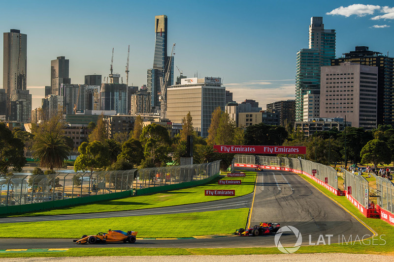 Fernando Alonso, McLaren MCL33 et Max Verstappen, Red Bull Racing RB14