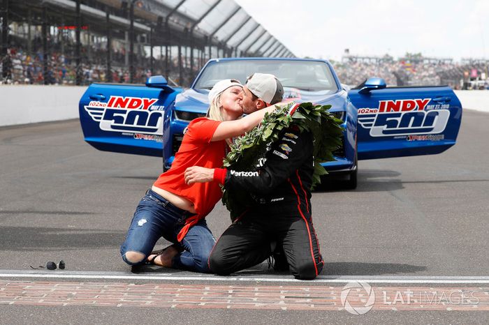 Ganador, Will Power, Team Penske Chevrolet besa los ladrillos con su esposa Liz