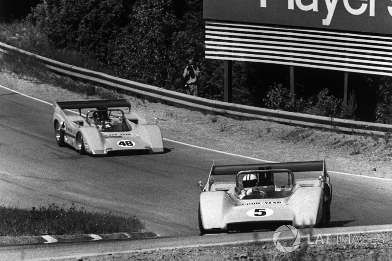 Denny Hulme, McLaren M8D-Chevrolet, leads Dan Gurney, McLaren M8D-Chevrolet