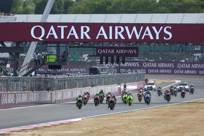 NORTHAMPTON, INGLATERRA - 8 DE AGOSTO: Salida de la carrera durante el Tissot Sprint en el circuito de Silverstone, el 8 de agosto de 2026, en Northampton, Inglaterra.  (Foto de Qian Jun/MB Media/Getty Images)