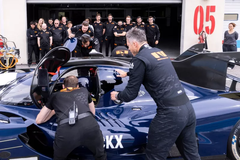 Jacky Ickx, Genesis Magma Racing Genesis