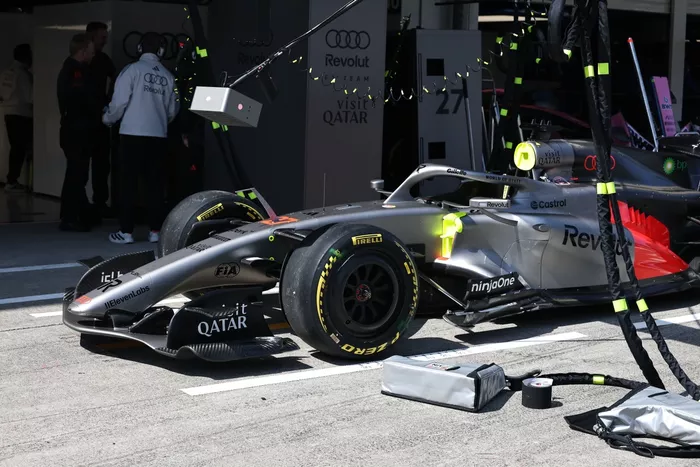 تفاصيل سيارة Audi R26