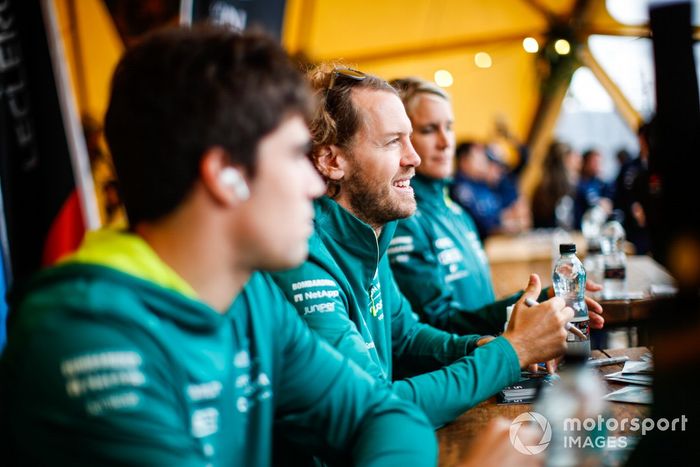 Sebastian Vettel, Aston Martin, Lance Stroll, Aston Martin, firman autógrafos para los fans