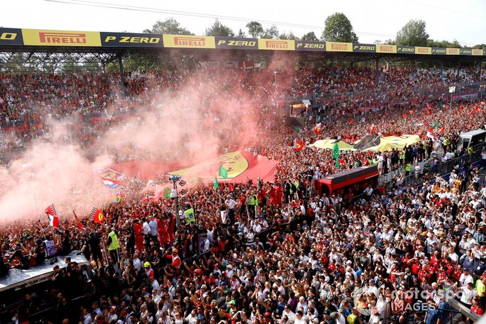 Una gran multitud invade el circuito tras la carrera