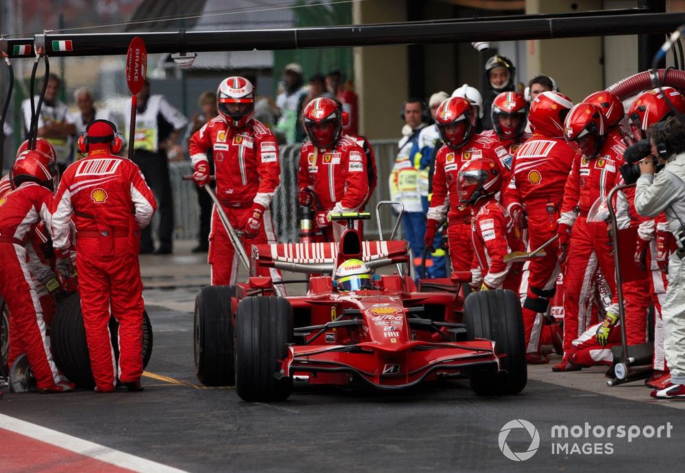 Felipe Massa, Ferrari F2008, hace una parada en boxes
