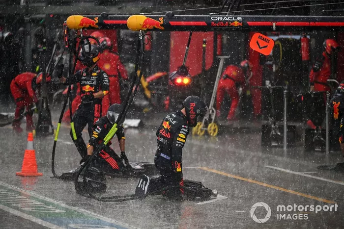 El equipo de boxes de Red Bull se prepara para una parada