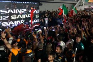 Carlos Sainz, Scuderia Ferrari, 1ª posición, celebra a su llegada al Parc Ferme