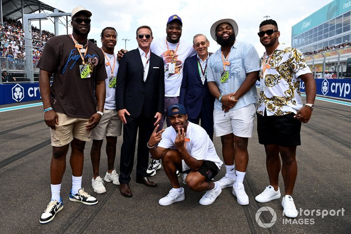 Miembros del equipo de la NFL de los Miami Dolphins en la parrilla