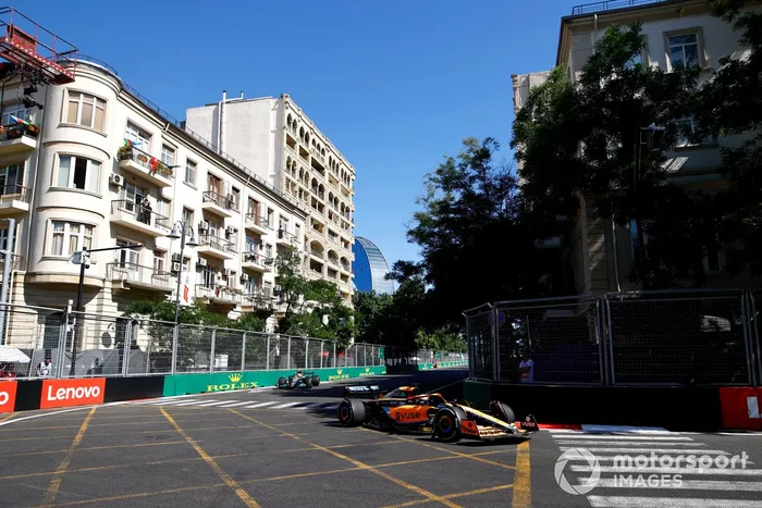 Daniel Ricciardo, McLaren MCL36, Lewis Hamilton, Mercedes W13