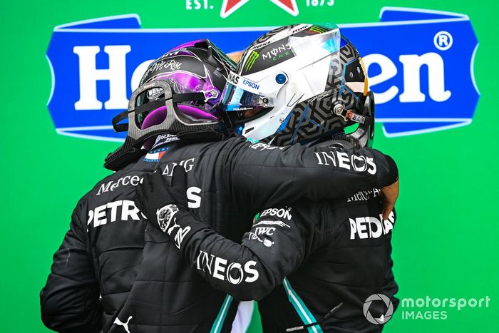 El segundo lugar Valtteri Bottas, Mercedes-AMG F1,felicita a Lewis Hamilton, Mercedes-AMG F1 por su victoria 92 en F1