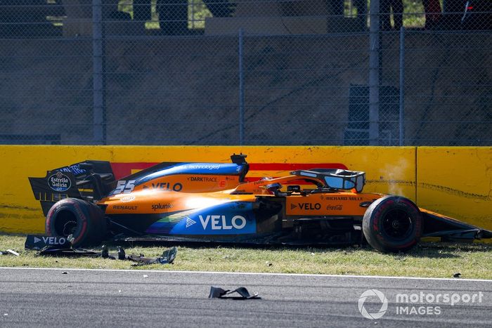 Carlos Sainz Jr., McLaren MCL35 después de chocar