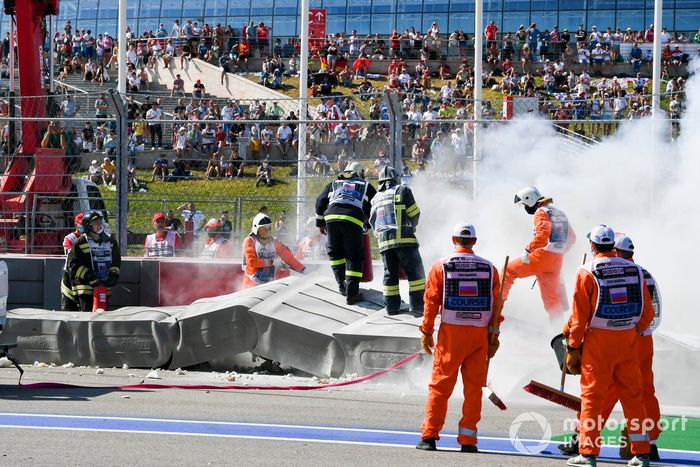 Los comisarios recuperan el coche de Jack Aitken, Campos Racing, tras su accidente con Luca Ghiotto, Hitech Grand Prix 