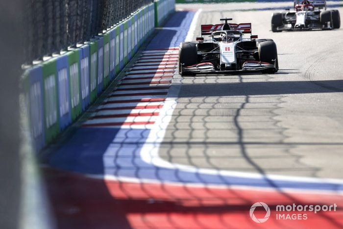 Romain Grosjean, Haas VF-20, Antonio Giovinazzi, Alfa Romeo Racing C39