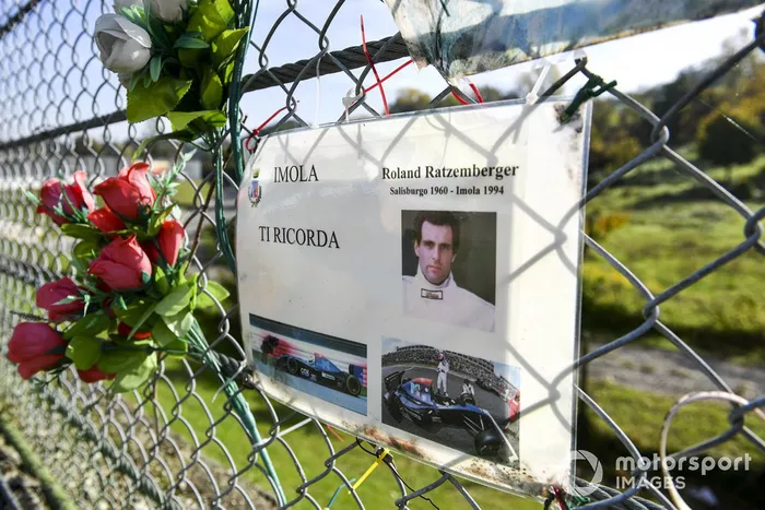 Homenaje a Roland Ratzenberger en Imola, donde falleció