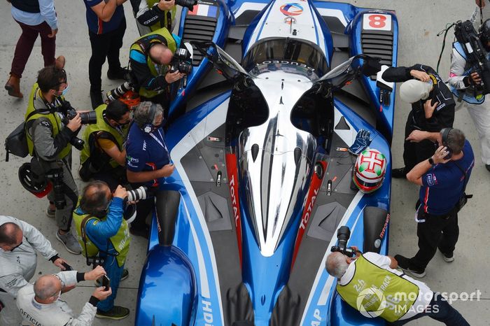 Carlos Tavares se prepara para conducir el Peugeot 908