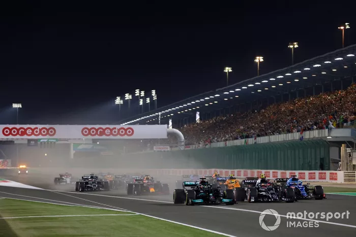 Arrancada: Lewis Hamilton, Mercedes W12, Pierre Gasly, AlphaTauri AT02, Fernando Alonso, Alpine A521 , Carlos Sainz Jr., Ferrari SF21 y el resto