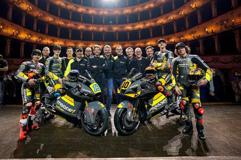 L'équipe VR46 entourant Valentino Rossi