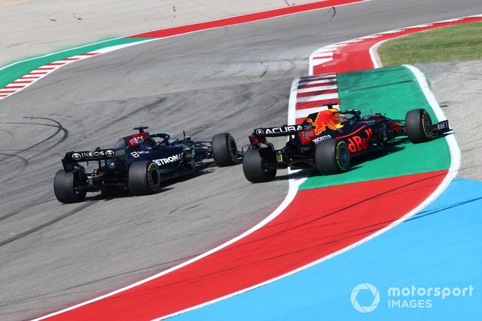 Max Verstappen, Red Bull Racing RB16B, lucha con Lewis Hamilton, Mercedes W12, en la salida