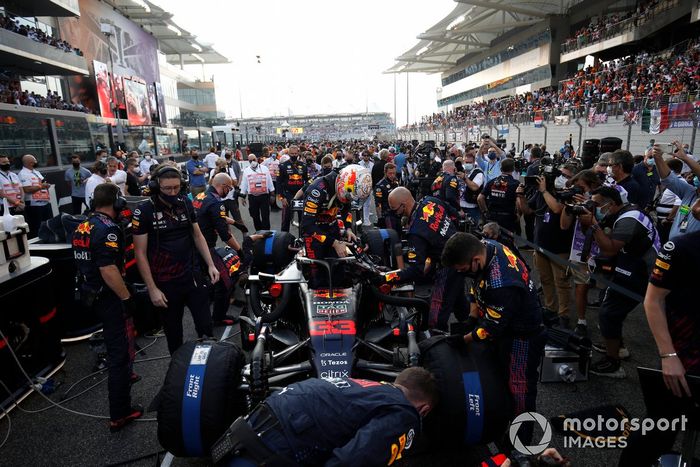 Max Verstappen, Red Bull Racing RB16B, llega a la parrilla