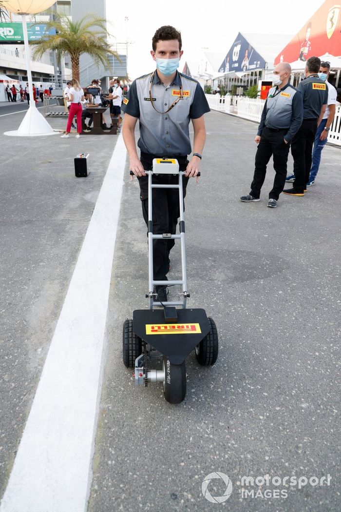 Un técnico de Pirelli con 'The Doggy', una herramienta para probar el agarre de la pista