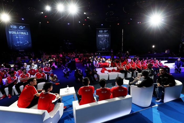 Vista general como piloto de Fórmula 1, Lewis Hamilton habla en el escenario