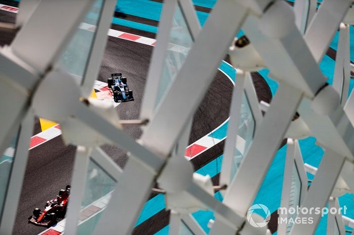 George Russell, Williams Racing FW42, y Sebastian Vettel, Ferrari SF90