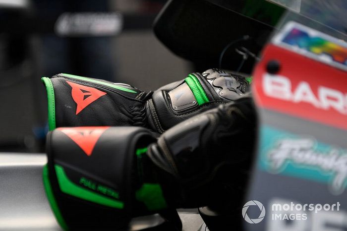 Franco Morbidelli, Petronas Yamaha SRT, gloves