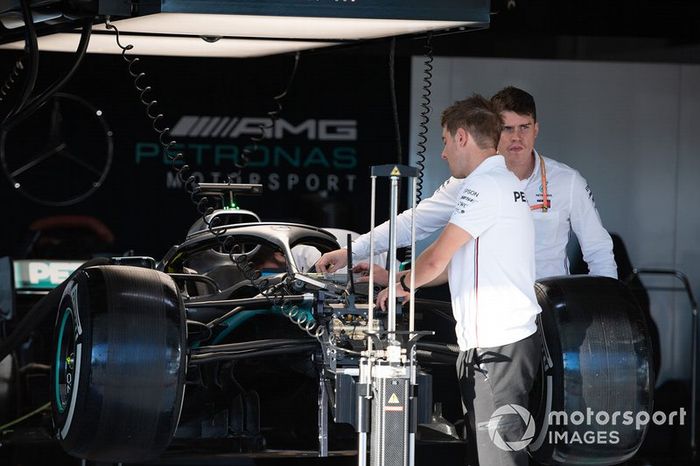 Mecánicos trabajando en Mercedes AMG F1 W10 