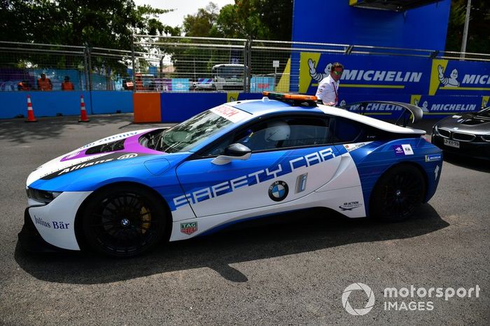 Vueltas en el BMW i8 Safety car con medios