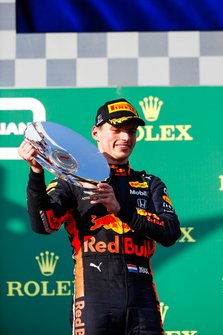 Max Verstappen, Red Bull Racing sur le podium avec son trophée