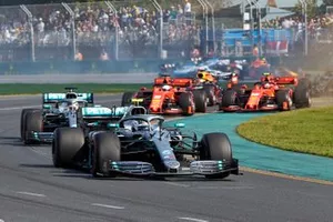 Valtteri Bottas, Mercedes AMG W10, devant Lewis Hamilton, Mercedes AMG F1 W10, Sebastian Vettel, Ferrari SF90, Charles Leclerc, Ferrari SF90, Max Verstappen, Red Bull Racing RB15, et le reste du peloton au départ