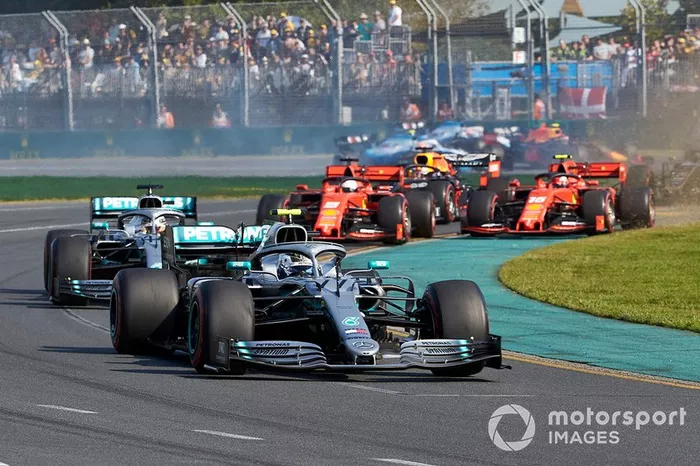 Valtteri Bottas, Mercedes AMG W10, precede Lewis Hamilton, Mercedes AMG F1 W10, Sebastian Vettel, Ferrari SF90, Charles Leclerc, Ferrari SF90, Max Verstappen, Red Bull Racing RB15, ed il resto del gruppo alla partenza