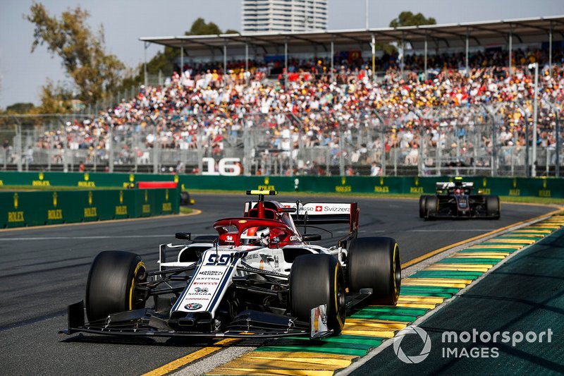 Antonio Giovinazzi, Alfa Romeo Racing C38, precede Kevin Magnussen, Haas F1 Team VF-19