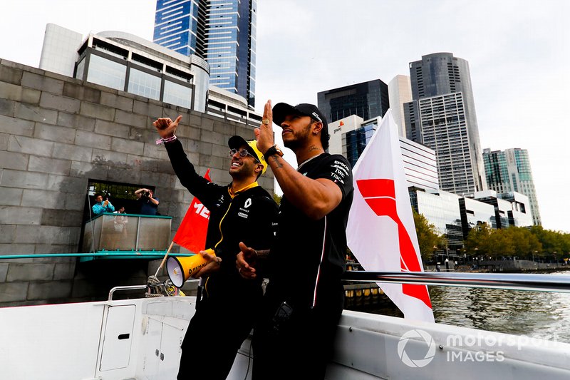 Daniel Ricciardo, Renault e Lewis Hamilton, Mercedes AMG F1, si dirigono verso l'evento a Federation Square