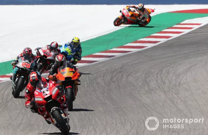 Lorenzo, al fondo, trazando líneas extrañas durante la carrera de Austin antes de que detuviera su moto