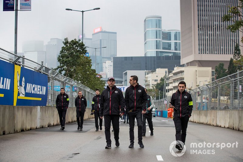 Sébastien Buemi, Nissan e.Dams walks the track with the team