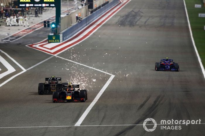 Pierre Gasly, Red Bull Racing RB15, Kevin Magnussen, Haas F1 Team VF-19, a medida que emerge de los pozos, por delante de Alexander Albon, Toro Rosso STR14
