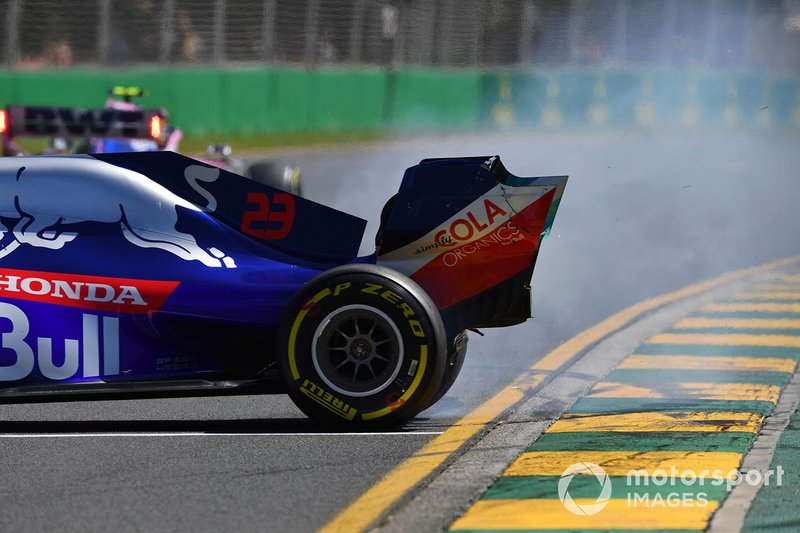 Alexander Albon, Toro Rosso STR14, va in testacoda e danneggia l'ala anteriore 