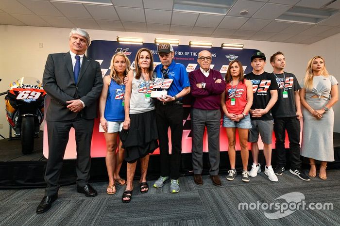 Jorge Viegas, presidente de la FIM, con la familia de Hayden, Carmelo Ezpeleta, CEO de Dorna, y su prometida Jackie Marin.