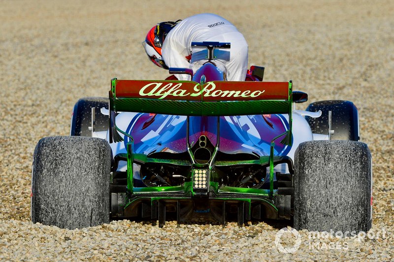 Kimi Raikkonen, Alfa Romeo Racing C38, trompea y encalla en la arena