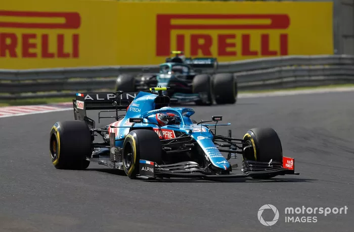 Esteban Ocon, Alpine A521, Sebastian Vettel, Aston Martin AMR21