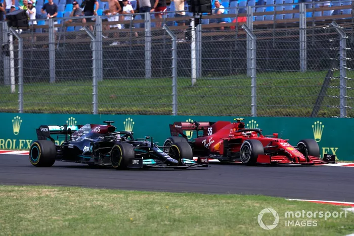 Lewis Hamilton, Mercedes W12, pasa a Carlos Sainz Jr., Ferrari SF21