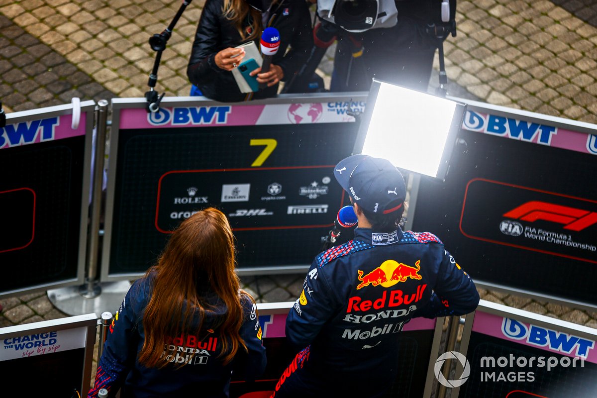 Sergio Pérez, Red Bull Racing, es entrevistado en el Parc Ferme