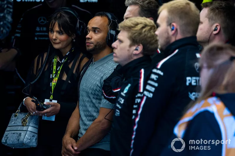 Nicolas Hamilton dans le garage Mercedes
